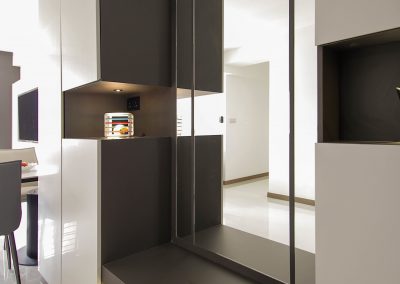 Customized carpentry works to maximize storage space yet allowing lots of living space throughout the entire home with a hidden workstation tucked into the corner of the living room. With a mix of neutral tone laminates, soft furnishing and well placed lightings iluminates the entire area and brings about a cosy tone to the enviroment.