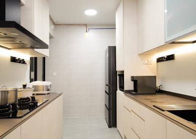 Customized carpentry works to maximize storage space yet allowing lots of living space throughout the entire home with a hidden workstation tucked into the corner of the living room. With a mix of neutral tone laminates, soft furnishing and well placed lightings iluminates the entire area and brings about a cosy tone to the enviroment.